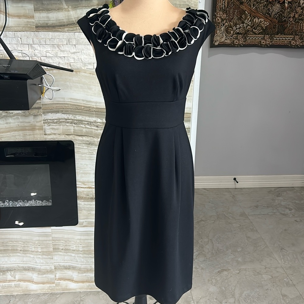 London Times Black Sleeveless Floral Ruffle Neck Trim. Size 6‎ (D)